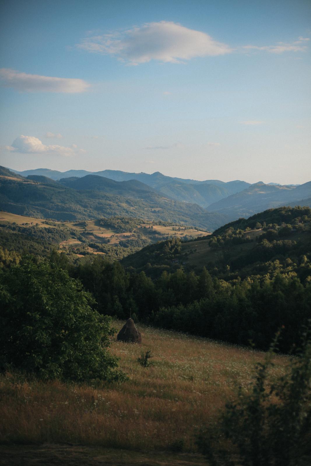 Priveliște asupra munților