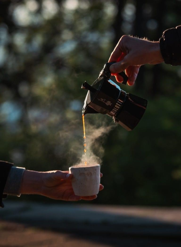 Cafea de specialitate TOGO servită într-o cană artizanală, cu priveliște de la Cetățuia din Cluj-Napoca
